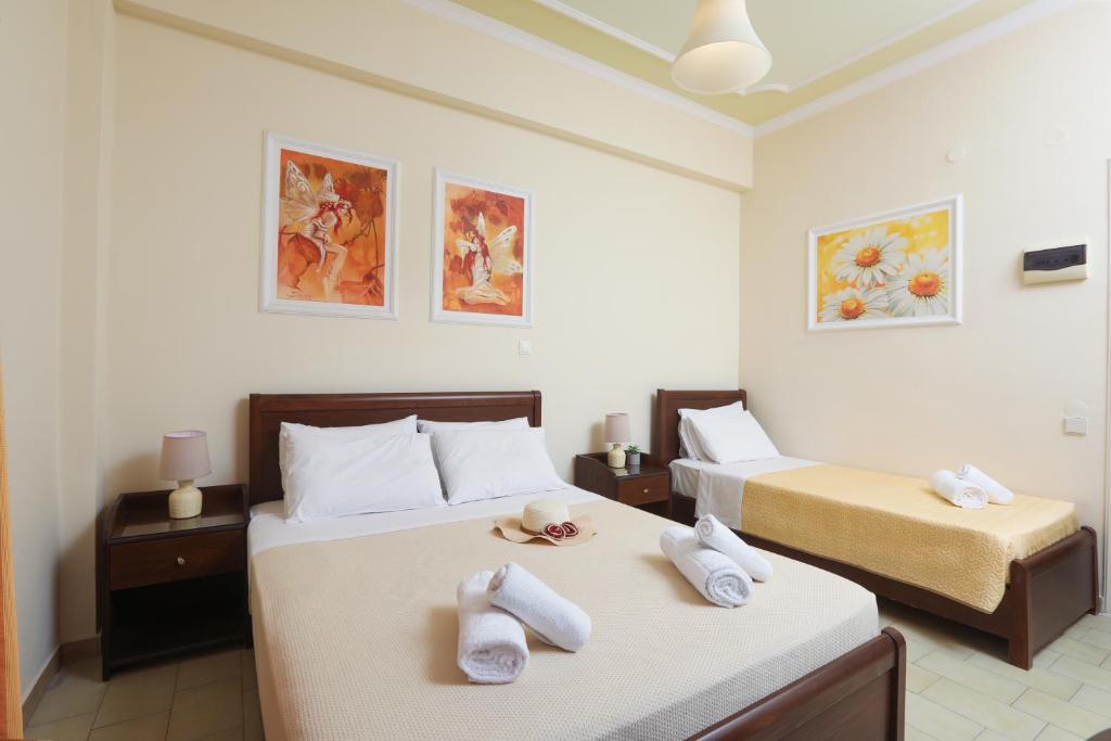 Svaigā un mājīgā viesnīcas numurā ar divām gultām un mākslas darbiem uz sienām, radot patīkamu atmosfēru. Numurā ir arī naktslampiņa un dvieļi, kas piešķir papildus komfortu.