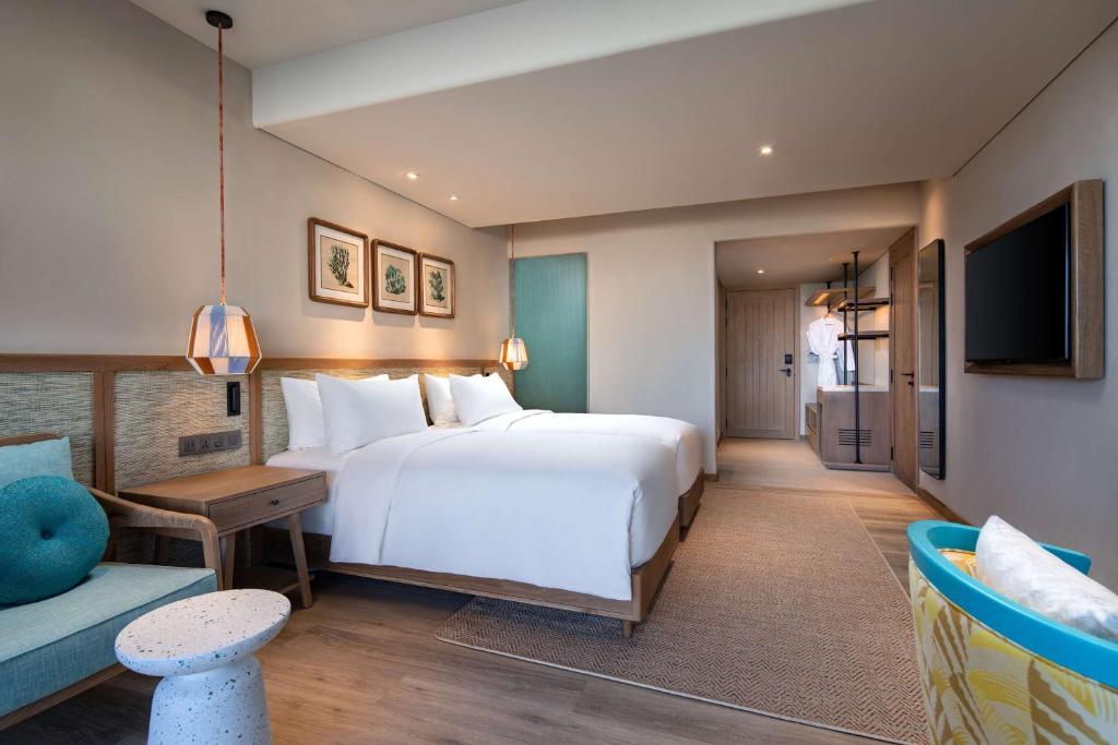 Mūsdienīgs viesnīcas numurs ar divām gultām, elegantām mēbelēm un gaisīgām krāsām. Telpā ir ērta atpūtas zona un televizors.