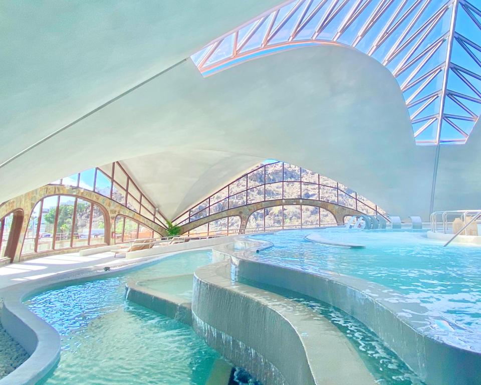 Mūsdienīgs peldbaseins ar ainavisku skatu, apgaismots ar saules gaismu caur plašiem logiem un ar viļņotu arhitektūru. Ideāla vieta relaksācijai un atpūtai.