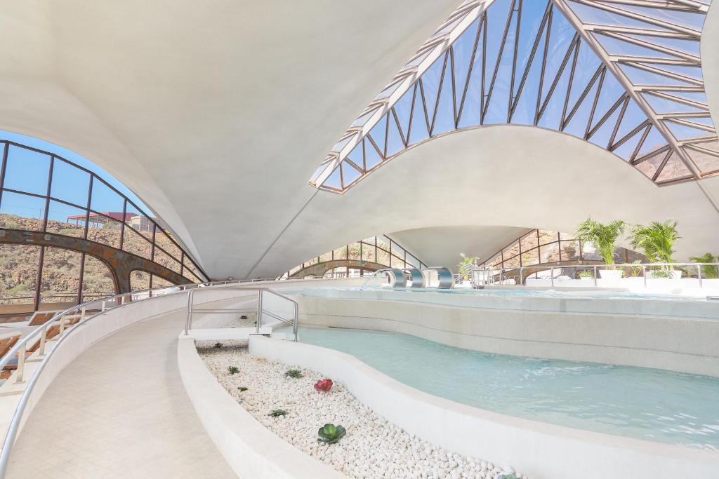 Mūsdienīgs spa ar plašu ūdens zonu, elegantu arhitektūru un lieliskiem skatiem uz dabu. Gaismas caurlaidīgi jumti un zaļumi rada relaksējošu atmosfēru.