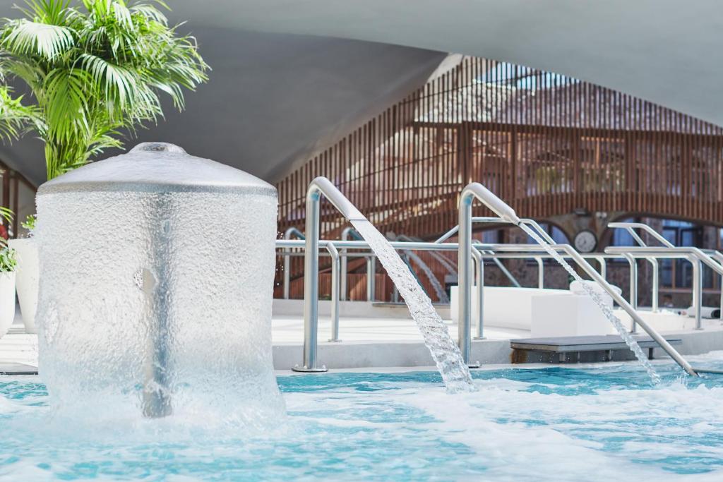 Mūsdienīgs spa komplekss ar ūdens strūklām un tropiskiem augiem, kas rada relaksējošu atmosfēru. Ideāls vieta atpūtai un labsajūtai.