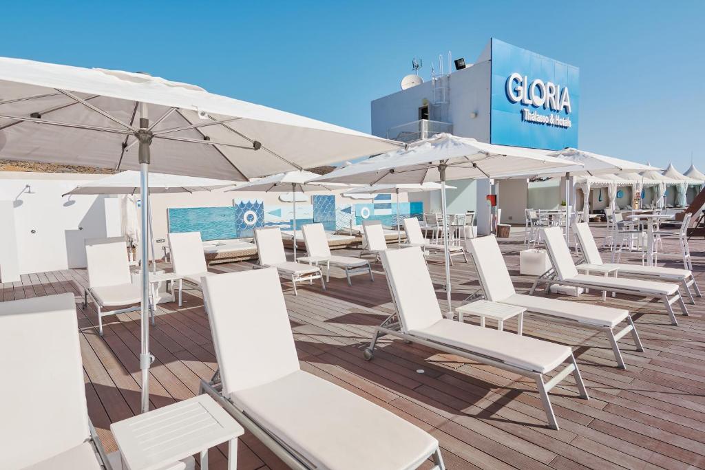 Baseina zona ar saulessargiem un sauļošanās krēsliem, blakus viesnīcas "Gloria" signālam. Ideāla vieta atpūtai un relaksācijai.