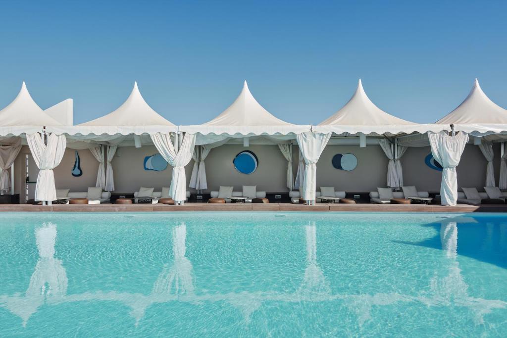 Peldbaseins ar luksusa kabīnēm un skaidru zilo debesu fonu. Ideāla vieta relaksācijai un atpūtai.