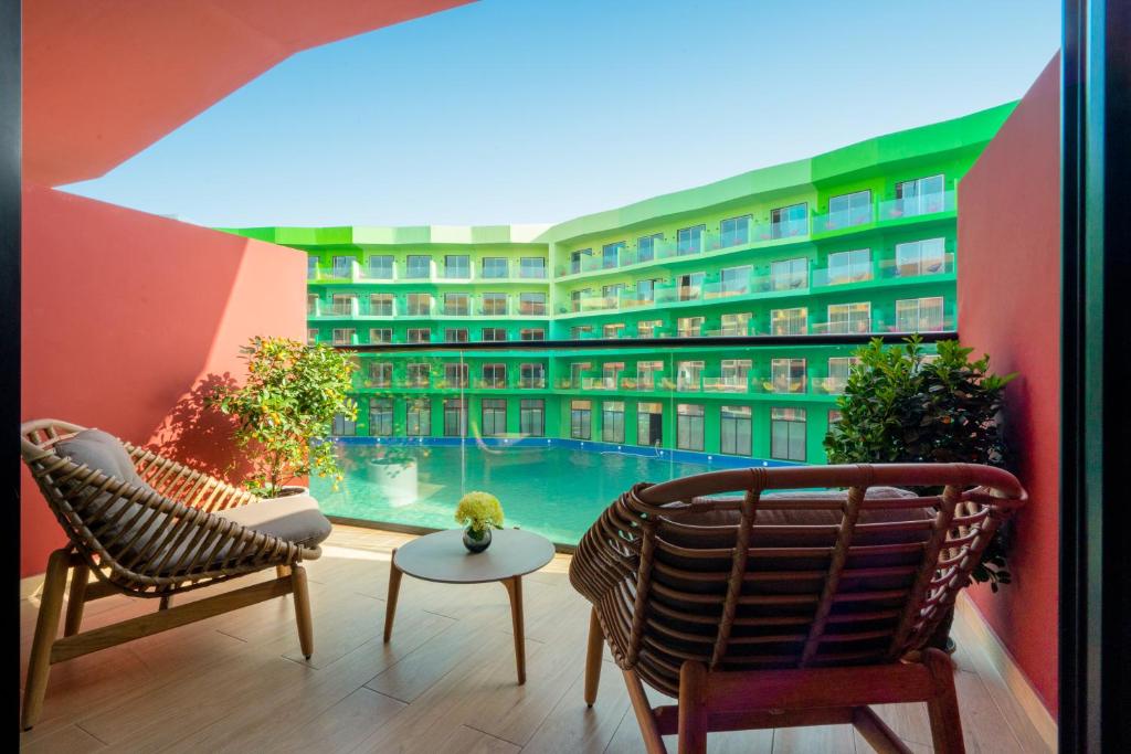 Balkons ar skatu uz baseinu Voco Monaco Dubai.