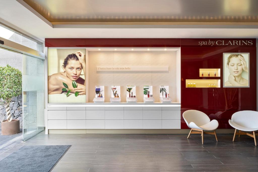 Mūsdienīgs un elegants Clarins spa interjers, kas izceļ sejas kopšanas produktus un piedāvā relaksējošu atmosfēru. Svaigi zaļumi pievieno dzīvīgumu.