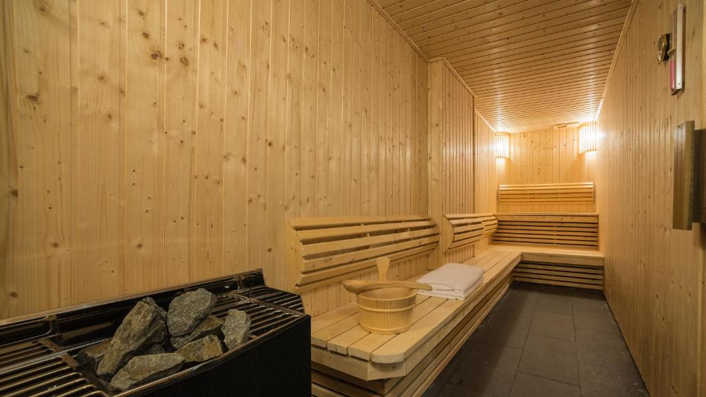 Koka apdare un siltuma avots rada relaksējošu atmosfēru sauna, kurā ir koka soli un akmens krāsns. Ideāla vieta atpūtai un atjaunošanai.