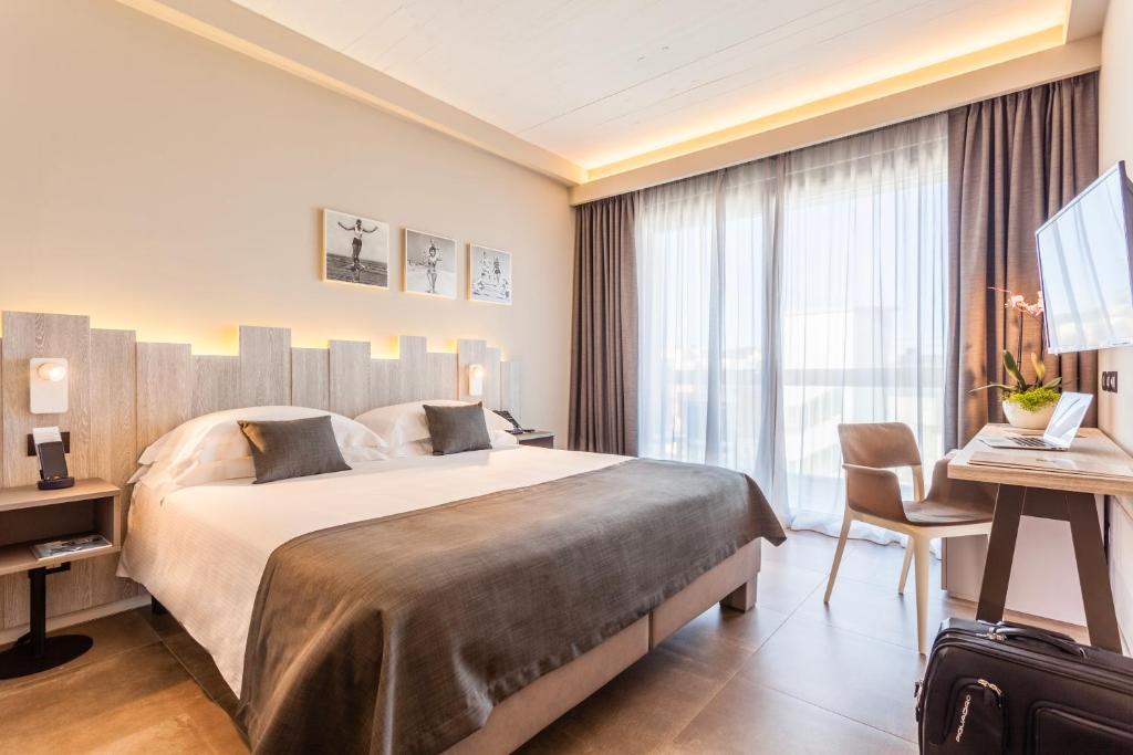 Mūsdienīga viesnīcas numura iekārtojums ar divām gultām, rakstāmo un televizoru. Labi apgaismots ar logiem, kas vērsti uz ārpusi.