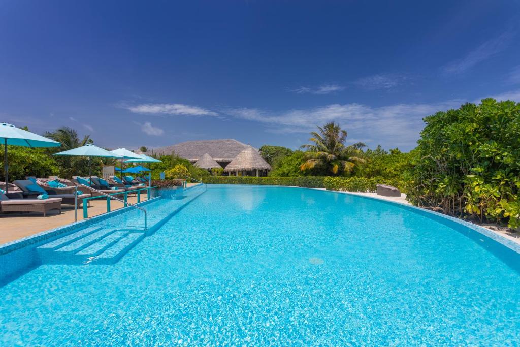 Liels, saulains peldbaseins ar kristāldzidru ūdeni un sauļošanās krēsliem, apņemts ar tropisku veģetāciju un zilām saulessargiem. Ideāla vieta relaksācijai un atpūtai.