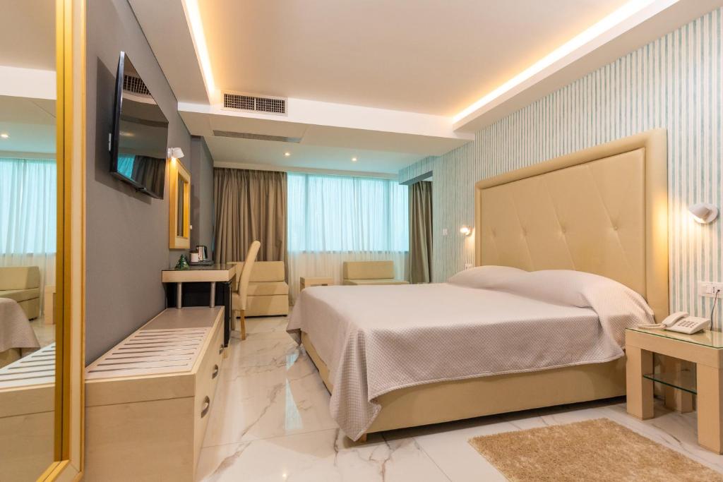 Mūsdienīgs viesnīcas numurs ar gaišām krāsām, elegantām mēbelēm un lieliem logiem, kas nodrošina dabisko apgaismojumu. Numurā ir gulta ar mīkstu galvgali, televizors un rakstāmgalds.