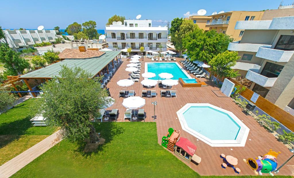 Sunny Days Hotel-Apartments baseins ar saules gultām un bērnu rotaļu laukums