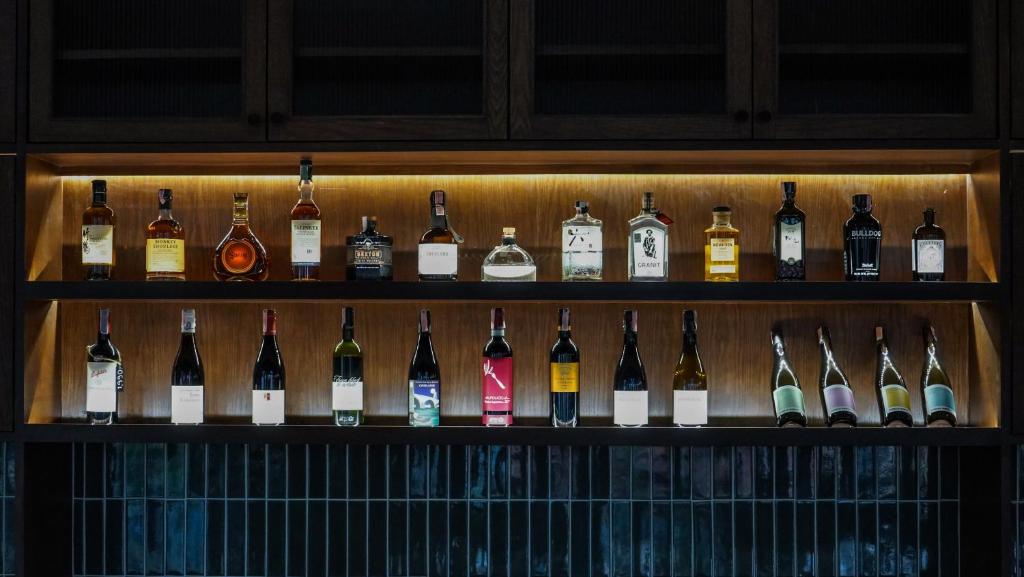 Alkohola plaukts Sugar Marina Nautical ar dažādām dzērienu pudelēm