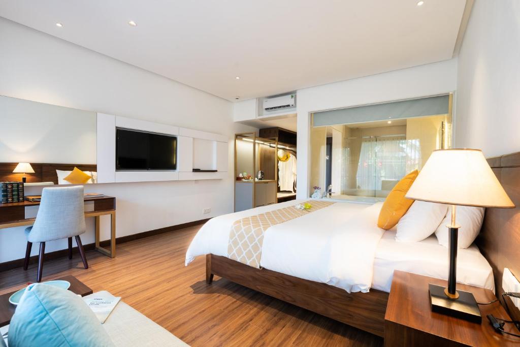 Mūsdienīga viesnīcas numura iekārtojums ar ērtu gultu, darba galdu un televizoru. Telpa ir gaiša un gaumīga, ar koka grīdu un mūsdienīgiem aksesuāriem.