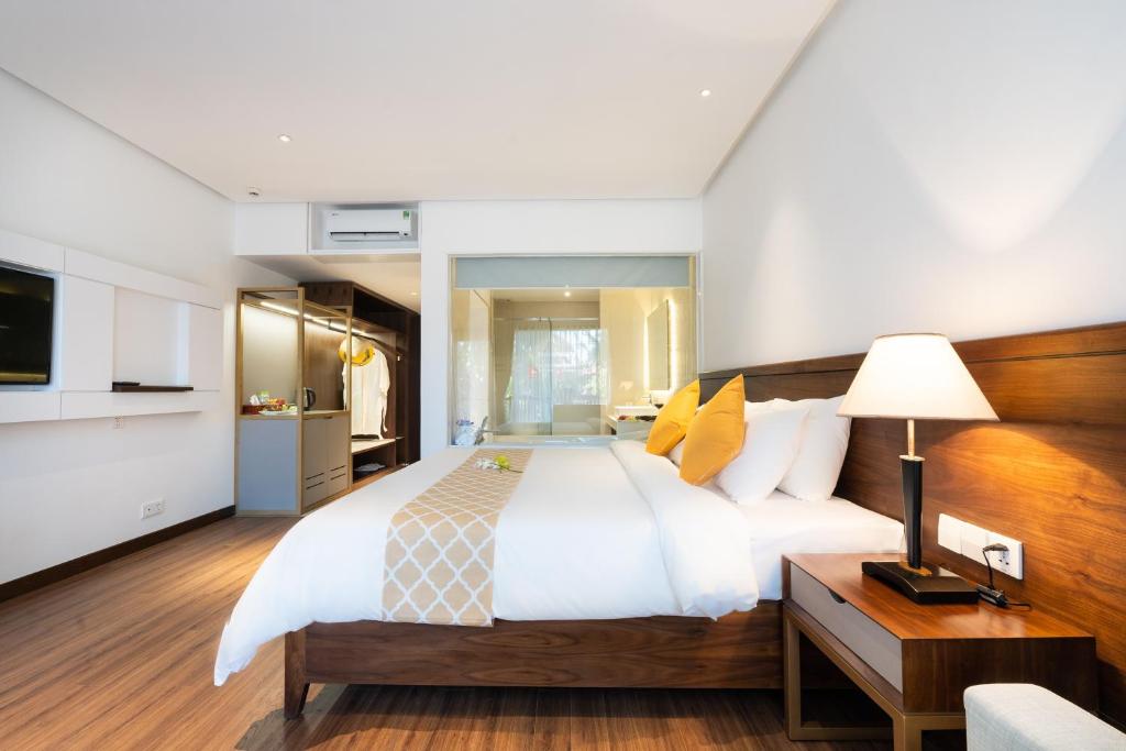 Mūsdienīgs guļamistabas interjers ar ērtu gultu un dabīgā koka akcentiem, papildināts ar televizoru, gaismekli un vannas istabas skatu. Ideāla vieta relaksācijai.