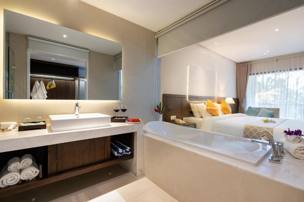 Mūsdienīgs viesnīcas numurs ar stilīgu vannas istabu un plašu guļamistabu, kurā ir eleganta izskata izlietne, vannas istabas piederumi un relaksējoša atmosfēra. Ideāls komfortam un atpūtai.