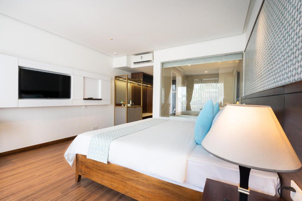 Mūsdienīga viesnīcas numura iekārtojums ar divguļamo gultu, siltām krāsām un televizoru pie sienas. Numurā ir arī mini bārs un liels logs, kas nodrošina dabisko apgaismojumu.