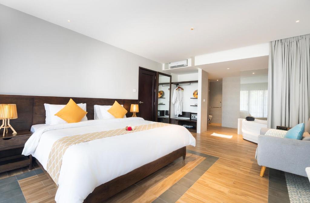 Mūsdienīgs viesnīcas numurs ar divām gultām, dzeltenām spilveniem un elegantu interjeru. Numurā atrodas ērta atpūtas zona un plaša drēbju skapja telpa.