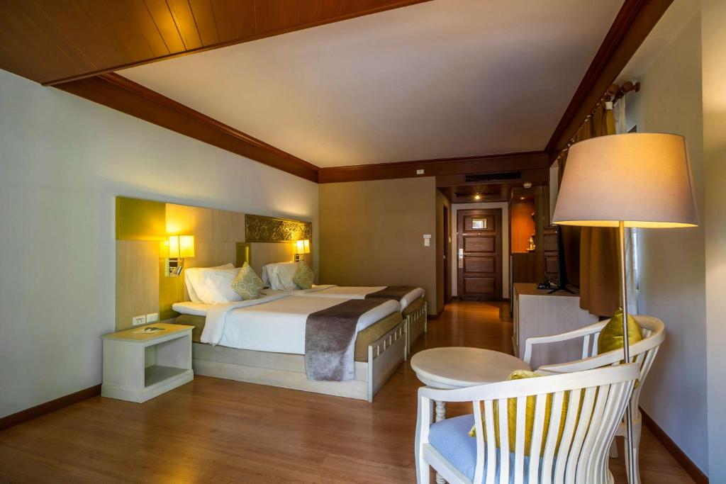 Grezns viesnīcas numurs ar divām gultām, mūsdienīgu interjeru un dabīgu apgaismojumu. Numurā ir arī ērta sēdvieta un televizors, kas nodrošina patīkamu atmosfēru.