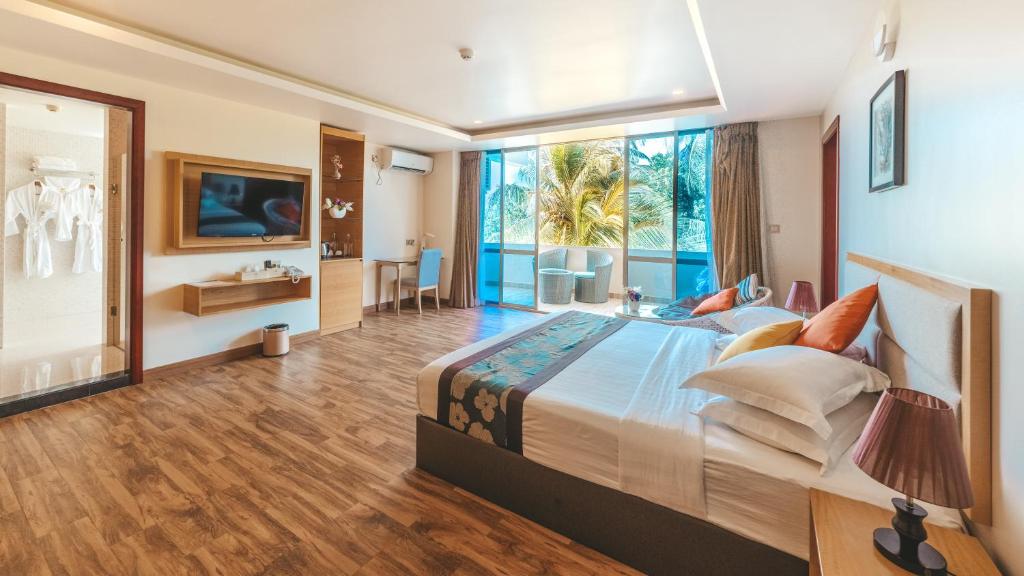 Moderns viesnīcas numurs ar plašu logu, kas piedāvā skatu uz dārzu, ērtiem gultas piederumiem un mūsdienīgu interjeru. Numurā ir televizors, galds un gaisa kondicionētājs.