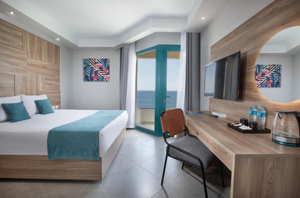 V Hotel Sharm El Shiekh numurs ar skatu uz jūru.