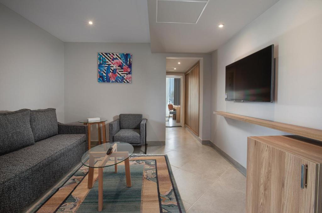 V Hotel Sharm El Shiekh numurs ar modernu dizainu un TV.