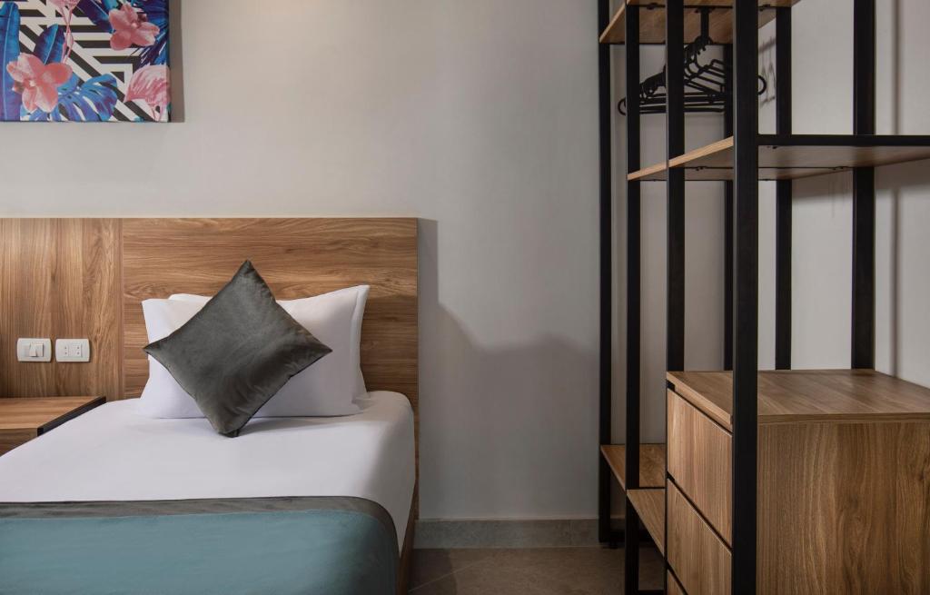 V Hotel Sharm El Shiekh viesnīcas numurs ar modernu dizainu.