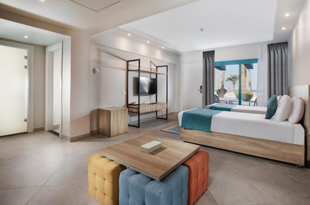 Elegants numurs viesnīcā V Hotel Sharm El Shiekh ar skatu uz jūru.