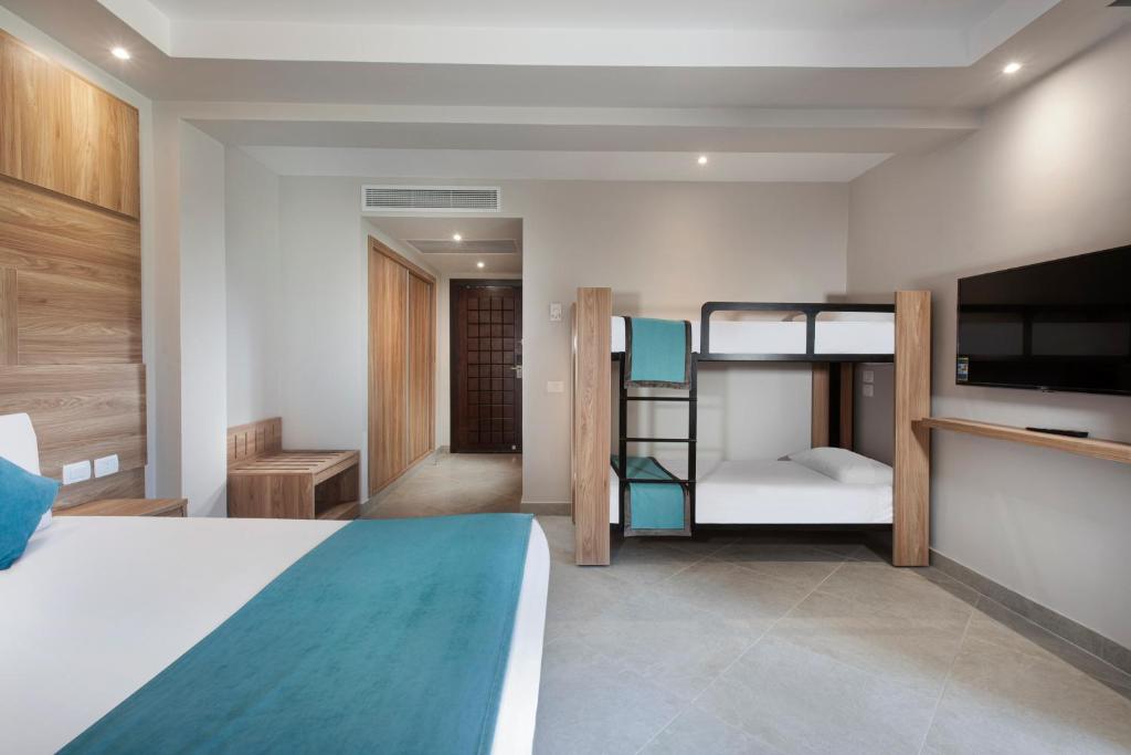 V Hotel Sharm El Shiekh numurs ar divstāvīgām gultām un TV