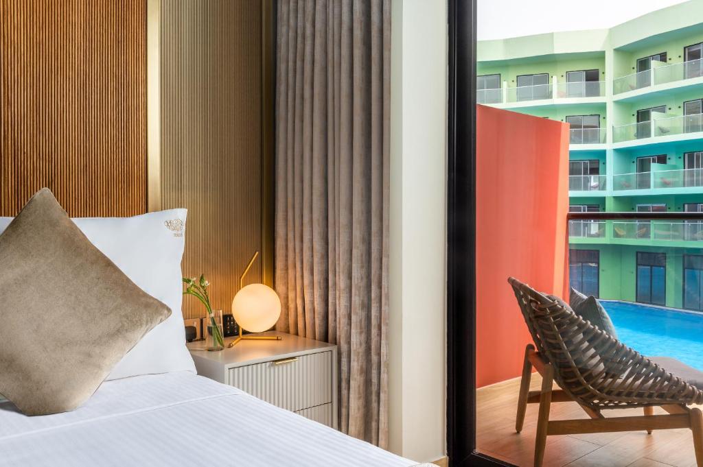 Elegants numurs ar skatu uz baseinu, Voco Monaco Dubai.