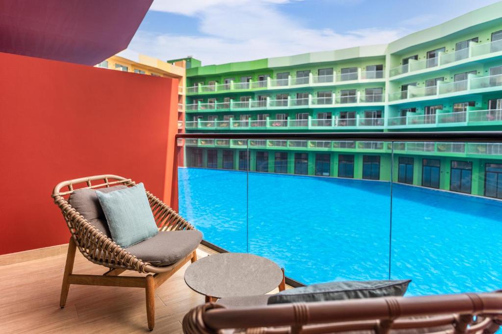 Terase ar skatu uz baseinu viesnīcā Voco Monaco Dubai.