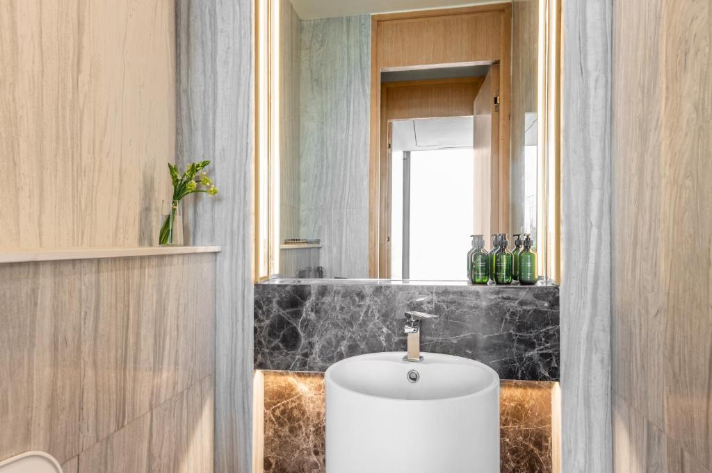 Voco Monaco Dubai vannas istaba ar modernu dizainu