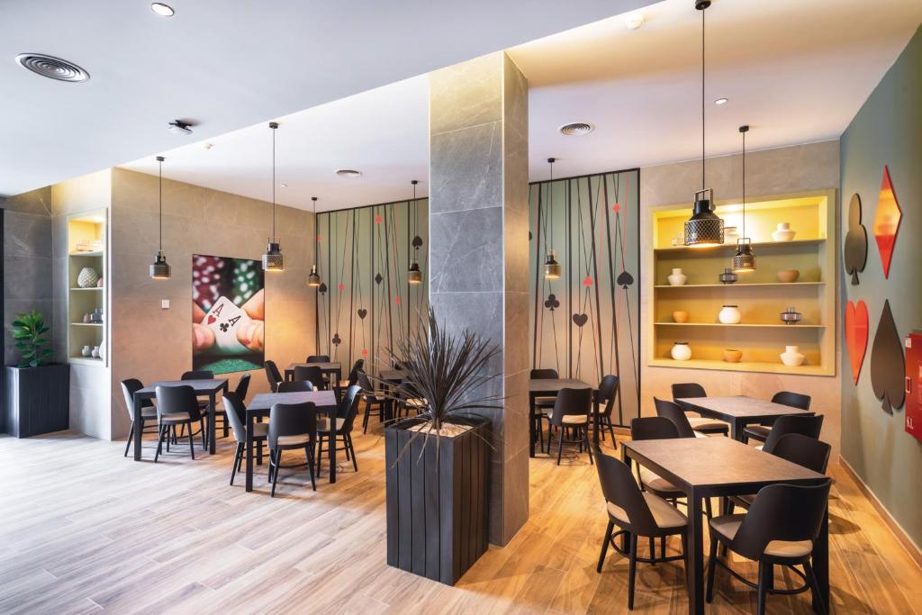 Moderns restorāns ar elegantu interjeru, kurā ir galdi un krēsli, kā arī kāršu simboli uz sienām. Svaigs un aicinošs dizains, kas piemērots gan ēšanai, gan socializēšanai.