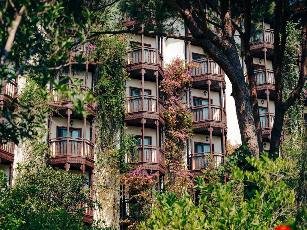 Selectum Family Resort Belek fasāde ar balkoniem un zaļumiem