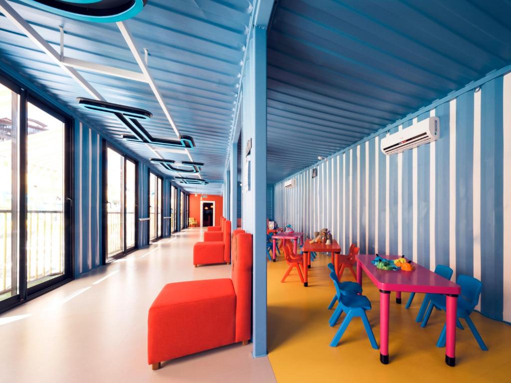 Selectum Family Resort Belek bērnu rotaļu telpa ar spilgtām mēbelēm