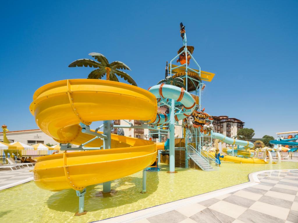 Selectum Family Resort Belek akvaparks ar dzeltenām slidkalniņām