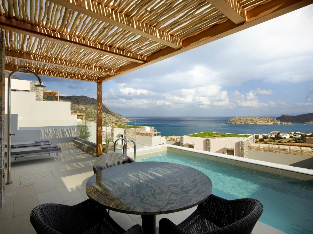 Luksusa terase ar skatu uz jūru, peldbaseinu un ērtu galdu, ideāla relaksācijai. Mūsdienīgs dizains un dabiski elementi rada mierīgu atmosfēru.