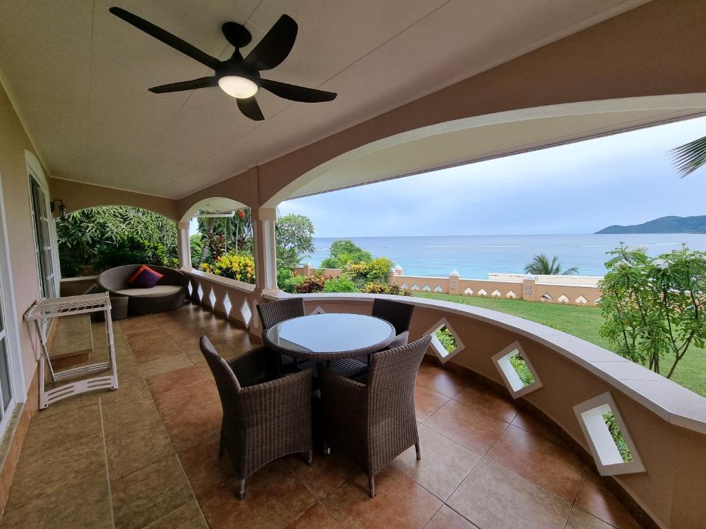 Terase ar ērtām mēbelēm un skatu uz jūru, apzaļumots dārzs un zāle. Ideāla vieta relaksācijai un atpūtai.