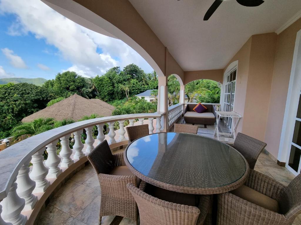 Terase ar apaļo galdu un ērtām krēslām, kas piedāvā skatu uz zaļo dabu. Ideāla vieta relaksācijai un atpūtai.