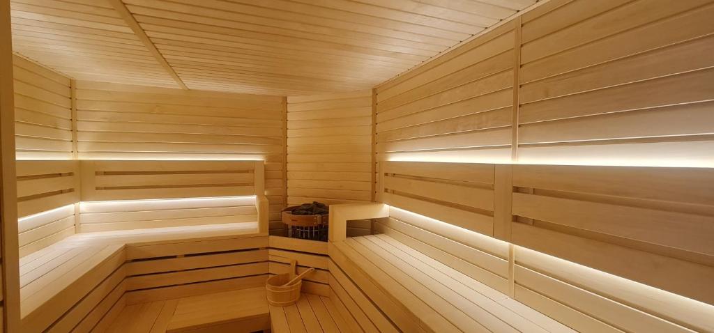 Koka sauna ar mīkstu apgaismojumu, kas rada relaksējošu atmosfēru. Telpā ir plašas sēdvietas un tradicionāli aksesuāri.