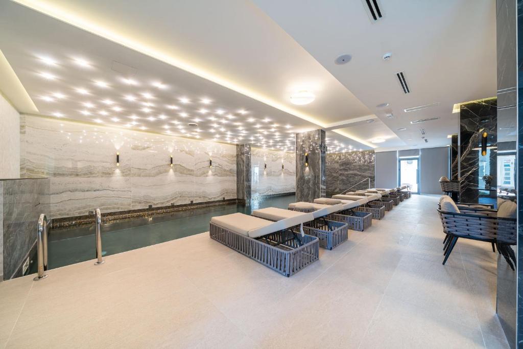 Mūsdienīgs spa ar elegantu apgaismojumu, relaksējošu peldbaseinu un komfortablām atpūtas zonām. Ideāla vieta atpūtai un relaksācijai.