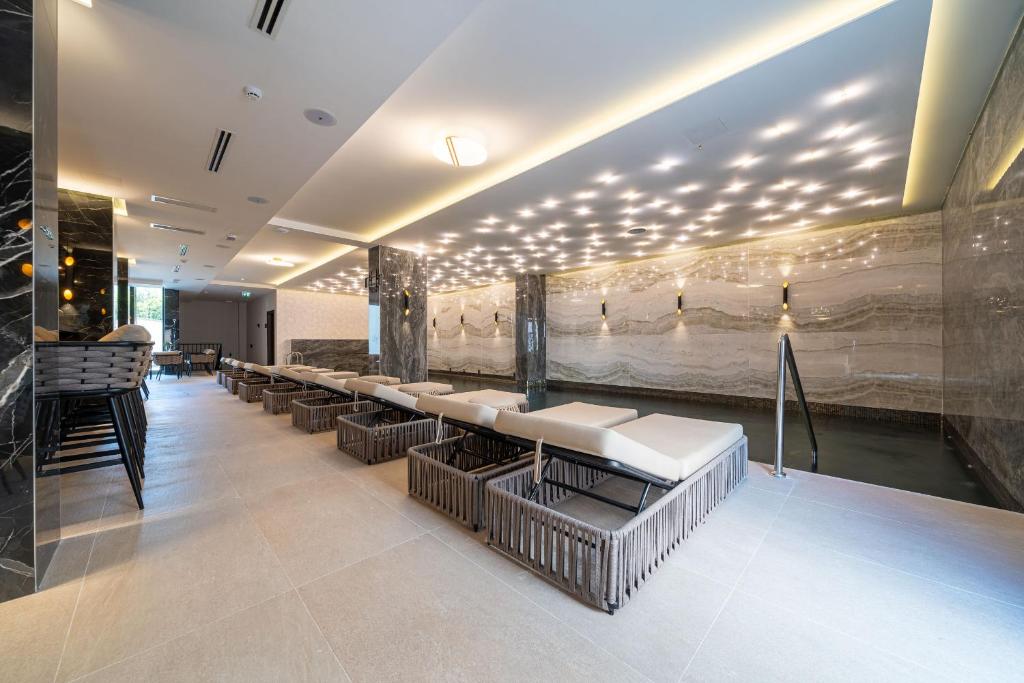 Mūsdienīgs spa interjers ar elegantām atpūtas vietām un gaismas efektiem, kas rada relaksējošu atmosfēru. Kvalitatīvi materiāli un dizains nodrošina komfortu un estētiku.