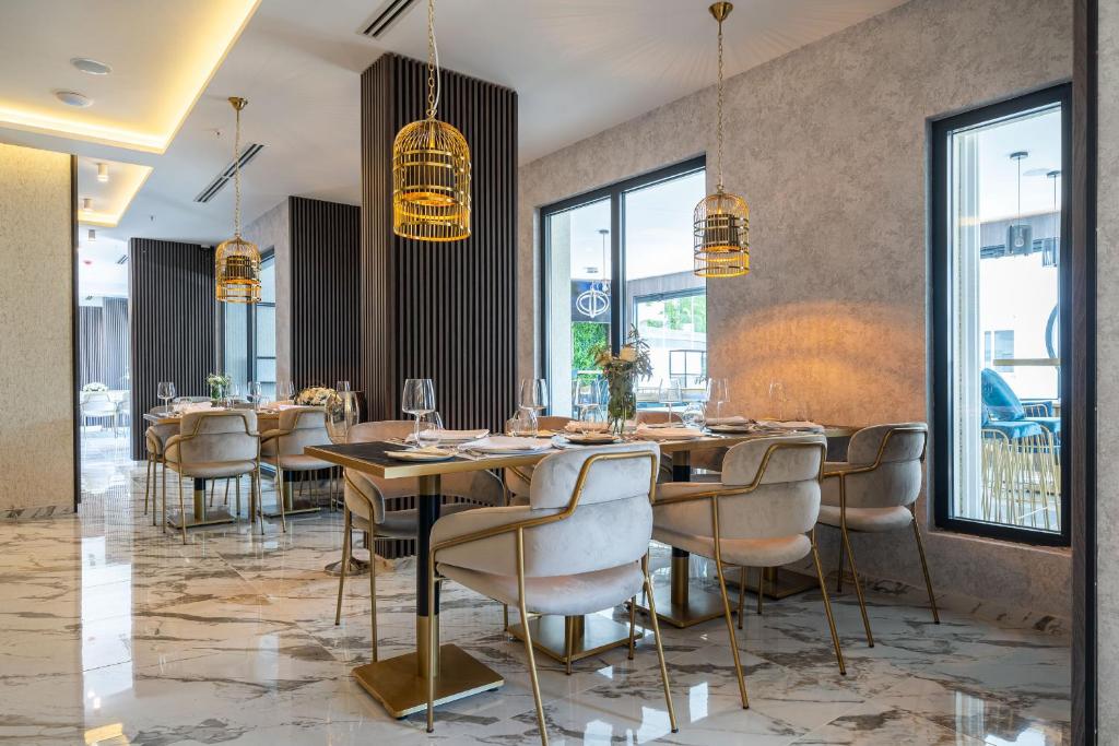 Mūsdienīgs restorāns ar elegantu interjeru, kas ietver stilīgas ēdamistabas un dekoratīvas gaismas. Šī vide ir ideāli piemērota relaksējošām maltītēm un sociālām sanākšanām.