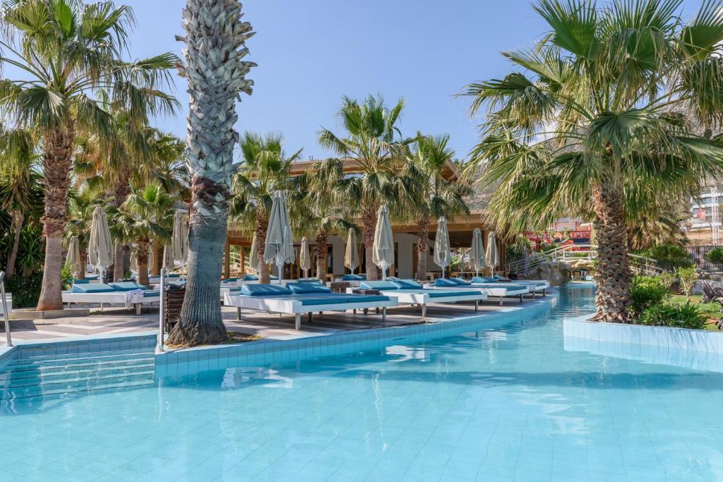 Tropu stila baseins ar palmām un atpūtas zonu, kurā ir daudz gultu un saulessargu, nodrošina relaksējošu atmosfēru. Šī viesnīcas teritorija ir ideāla atpūtai saulainā dienā.