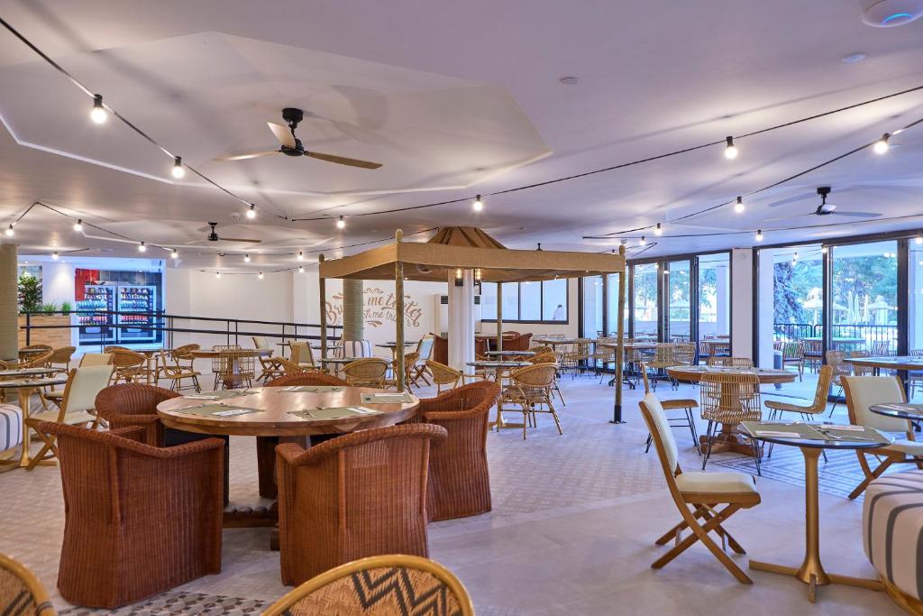 Mūsdienīgs restorāns ar elegantu interjeru, kurā apvienoti koka un vīna krēsli, kā arī apgaismojums ar gaismas virknēm. Telpā ir daudz dabiskā apgaismojuma un atvērtas terases, kas rada patīkamu atmosfēru.