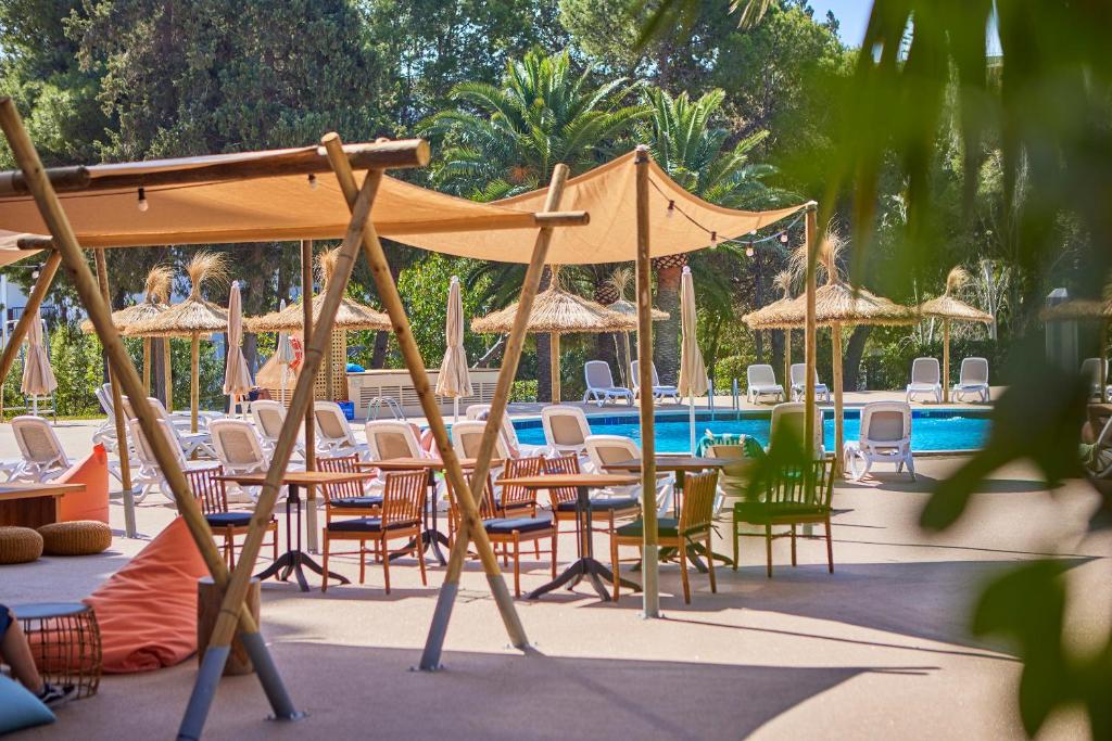 Peldbaseins ar sauļošanās krēsliem un pludmales nojumiem, kas radījuši relaksējošu atmosfēru, ko ieskauj zaļi koki un dārzi. Ideāla vieta atpūtai un brīvā laika pavadīšanai.