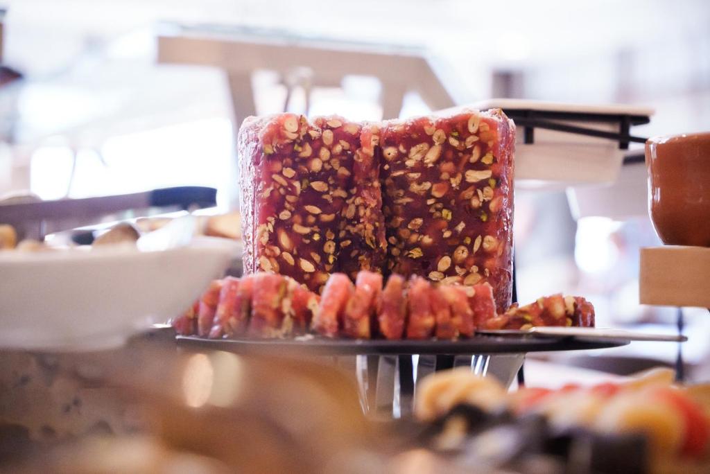 Saldēta konfekte ar riekstiem un sēklām, pasniegta uz galda starp citiem gardumiem.