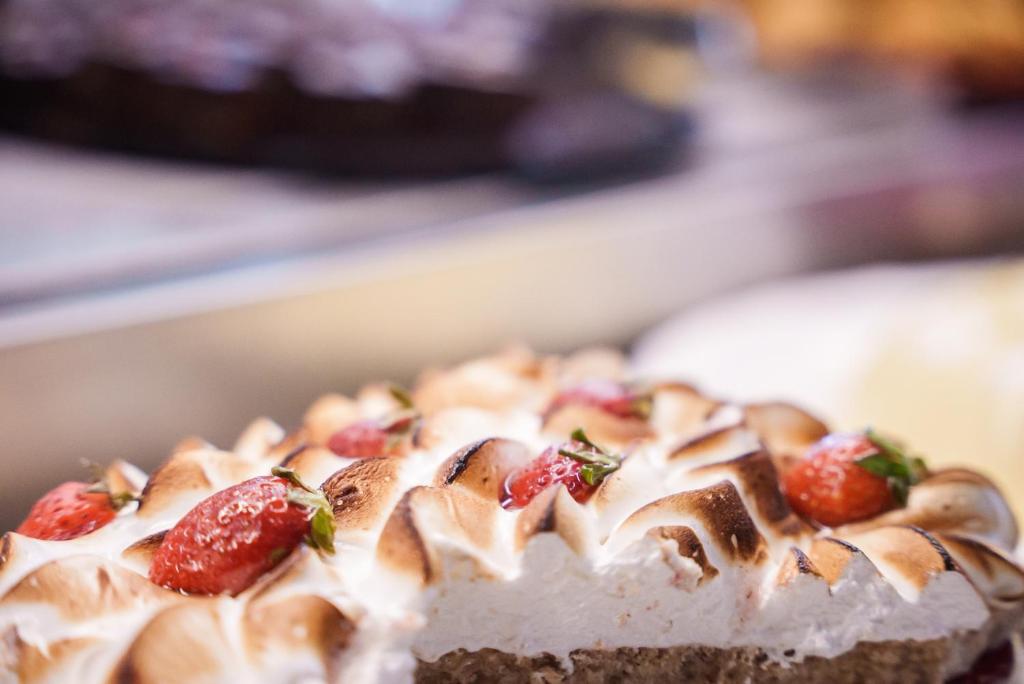 Kēkss ar grauzdētu meringu un zemenēm, dekorēts ar krēmīgu virskārtu. Ideāls deserts, lai iepriecinātu saldumu mīļotājus.