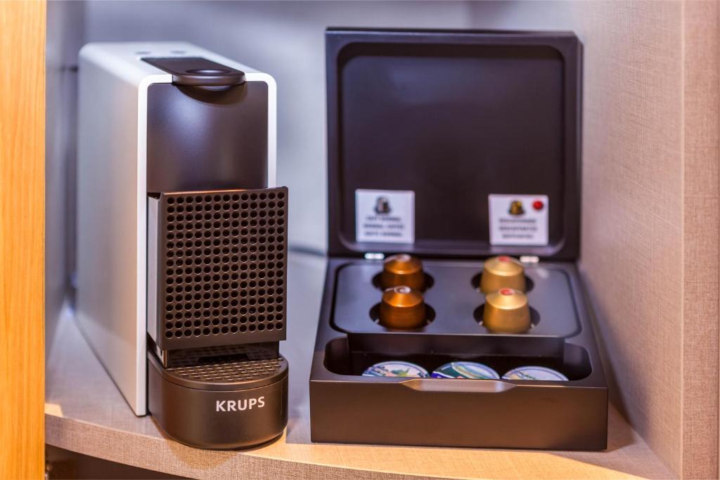 Kompakts kafijas automāts Krups ar kapsulu komplektu, kas ietver dažādas kafijas garšas. Ideāls risinājums ātrai un ērtai kafijas pagatavošanai.