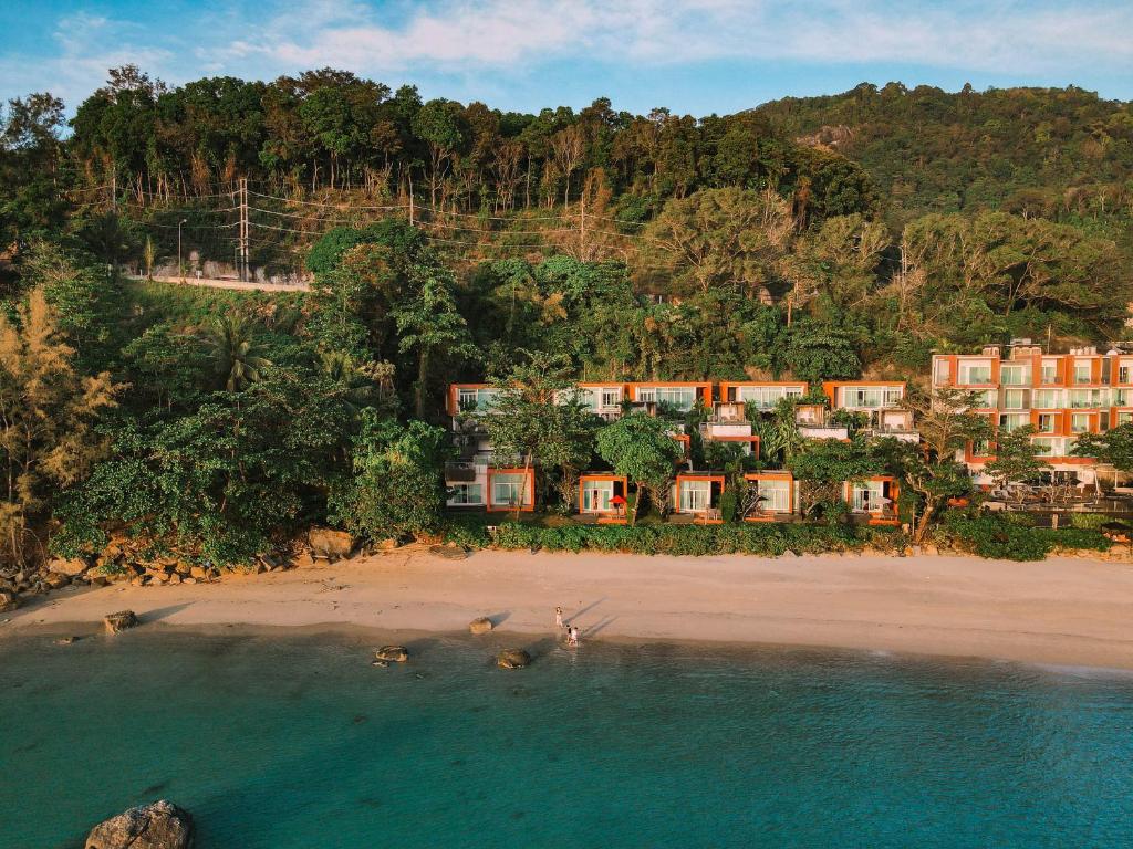 Novotel Phuket Kamala Beach piekrastē, tropiskās ainavas fonā.