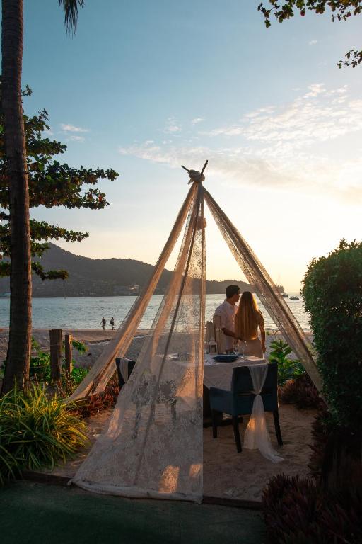 Romantiska vakariņa pludmalē Novotel Phuket Kamala Beach.