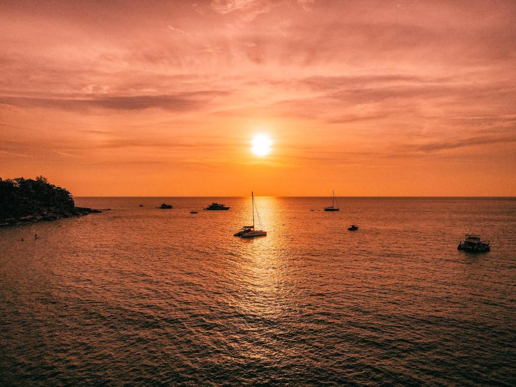 Saulriets pie Novotel Phuket Kamala Beach piekrastes